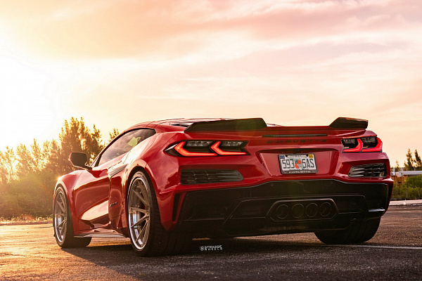 Фото дисков Strasse Wheels SV10 Deep Concave FS Сатиновая шампань на Chevrolet Corvette C8