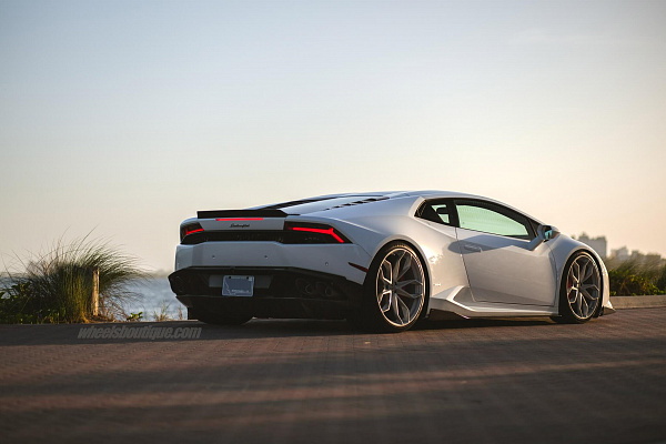 Фото дисков HRE P201 Белый глянец на Lamborghini Huracan