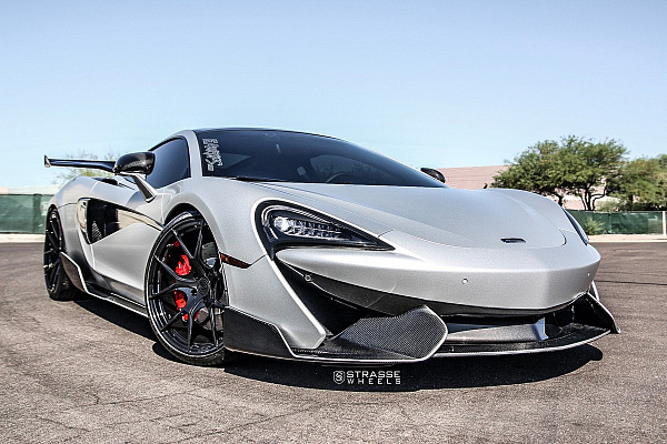 Фото дисков Strasse Wheels SM5R Deep Concave Monoblock Черный глянец на McLaren 570S