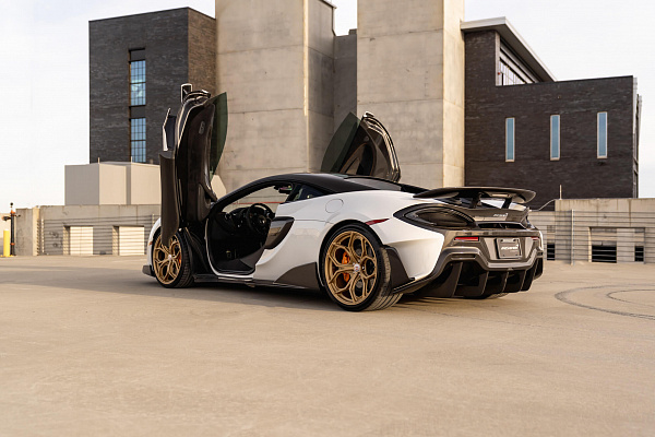 Фото дисков HRE P111SC Сатиновое золото на McLaren 600