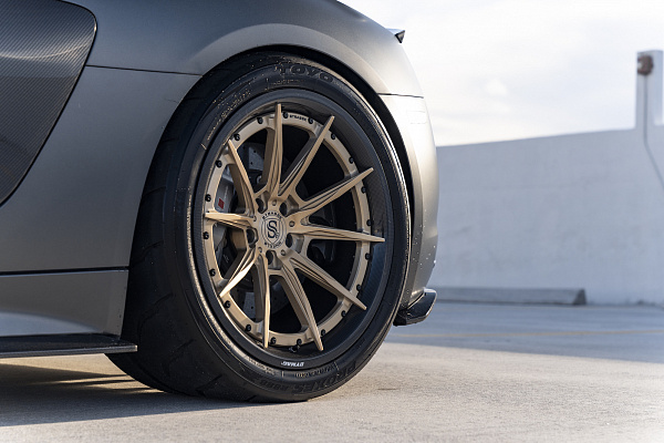 Фото дисков Strasse Wheels SV10 Track Сатиновая шампань на Audi R8 (4S)