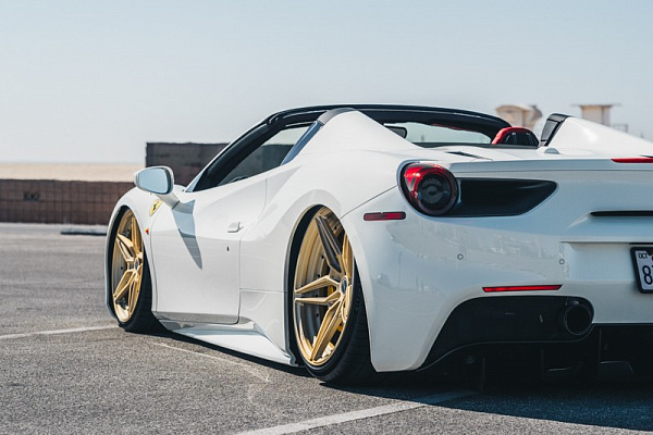 Фото дисков MV Forged VL22 Сатиновая шампань на Ferrari 488