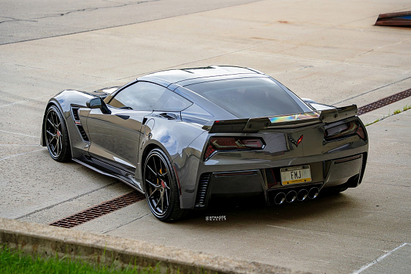Фото дисков Strasse Wheels SM5RT Deep Concave FS Черный глянец на Chevrolet Corvette C7