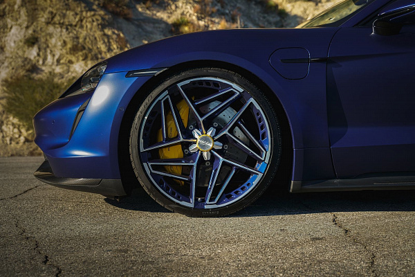 Фото дисков CEC C113 Глянцевый лак на Porsche Taycan I