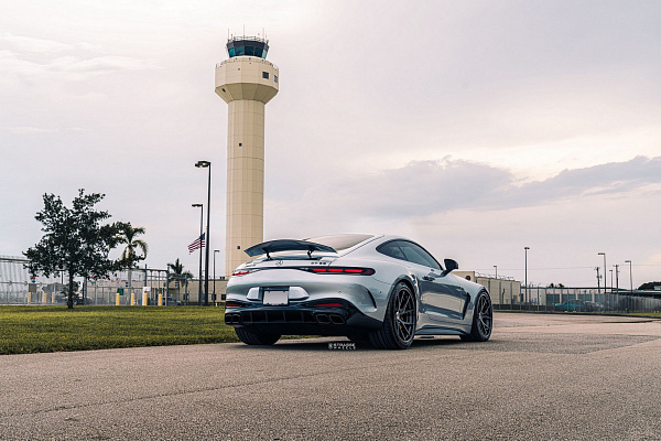 Фото дисков Strasse Wheels SM5RT Deep Concave FS Черный глянец на Mercedes-Benz AMG GT II