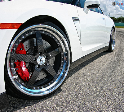 Фото дисков Strasse Wheels S5 Performance на Nissan GT-R