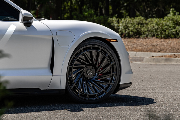 Фото дисков Radi8 R807 Черный глянец на Porsche Taycan I