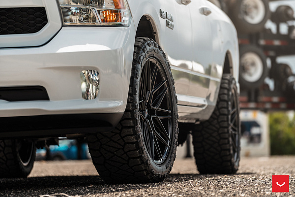 Фото дисков Vossen HF-7 Черный глянец на Ram 1500 IV