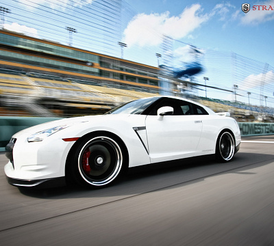 Фото дисков Strasse Wheels S5 Performance на Nissan GT-R