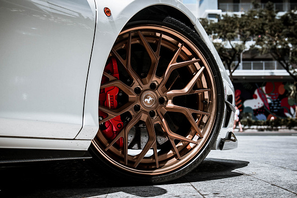 Фото дисков Brixton Forged PF10 Сатиновая бронза на Ferrari 488