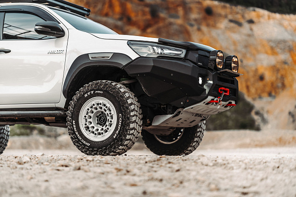 Фото дисков Black Rhino FUJI Белый сатин на Toyota Hilux VIII