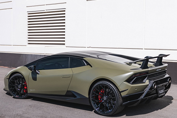 Фото дисков Brixton Forged PF10 Черный глянец на Lamborghini Huracan