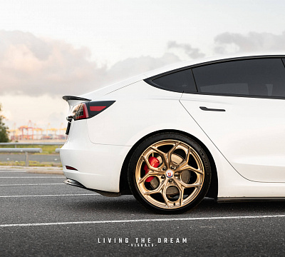 Фото дисков HRE P111SC на Tesla Model 3