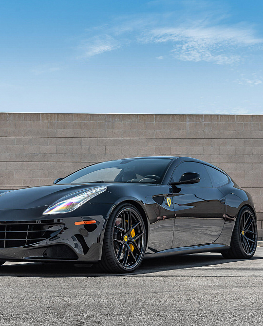 Фото дисков P101SC Черный глянец на Ferrari FF
