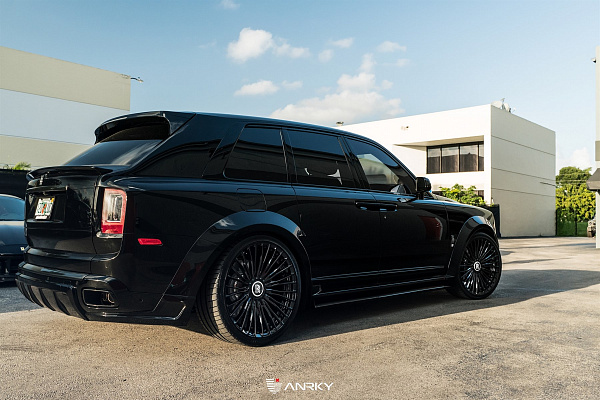 Фото дисков Anrky RF-230 Черный глянец на Rolls-Royce Cullinan