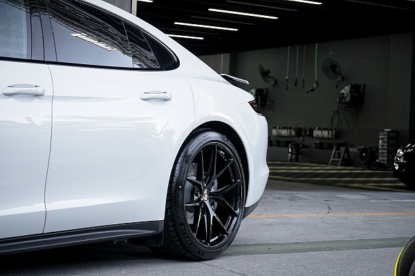 Фото дисков HRE P101 Черный глянец на Porsche Panamera II