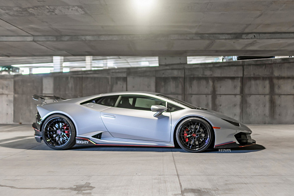 Фото дисков Strasse Wheels SV10M Deep Concave FS Черный глянец на Lamborghini Huracan