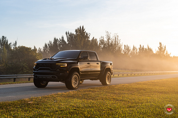 Фото дисков Vossen LC3-01T Глянцевая шампань на Ram 1500 V