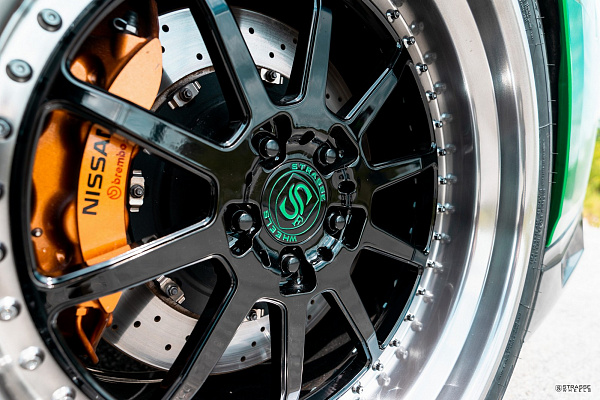 Фото дисков Strasse Wheels R10 Competition Черный глянец на Nissan GT-R