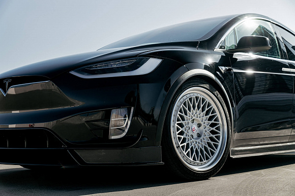 Фото дисков HRE 501 Серебро на Tesla Model X