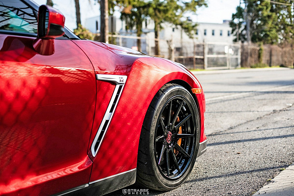 Фото дисков Strasse Wheels R10 Deep Concave FS Черный глянец на Nissan GT-R