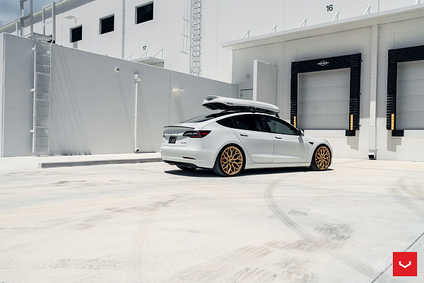 Фото дисков Vossen HF-2 Сатиновое золото на Tesla Model 3