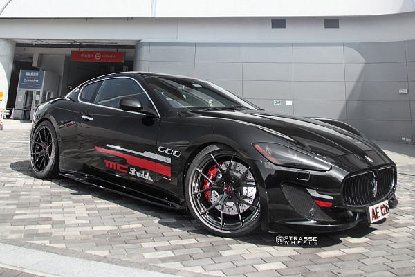Фото дисков Strasse Wheels SM5R Deep Concave Monoblock Черный глянец на Maserati GranTurismo I