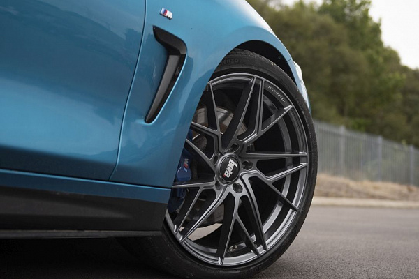 Фото дисков Bola FLR Глянцевый графит на BMW 4/M4 (F32/F82)