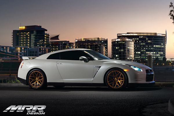 Фото дисков MRR FS01 Глянцевое золото на Nissan GT-R
