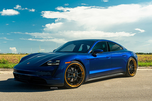 Фото дисков Strasse Wheels SV10 Deep Concave FS Черный глянец на Porsche Taycan I
