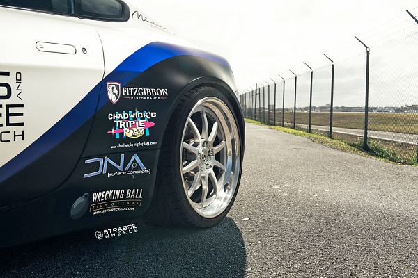Фото дисков Strasse Wheels R10 Performance Глянцевый лак на Aston Martin Vantage 2