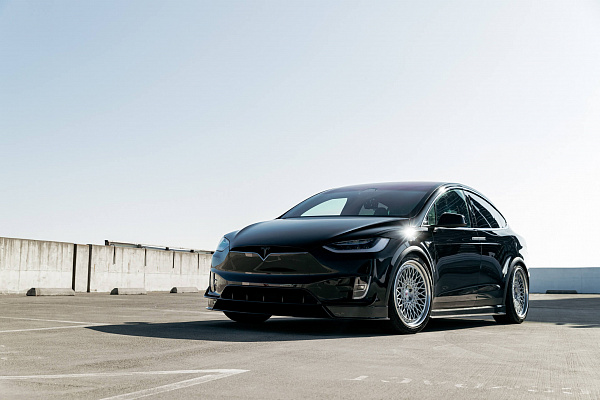 Фото дисков HRE 501 Серебро на Tesla Model X
