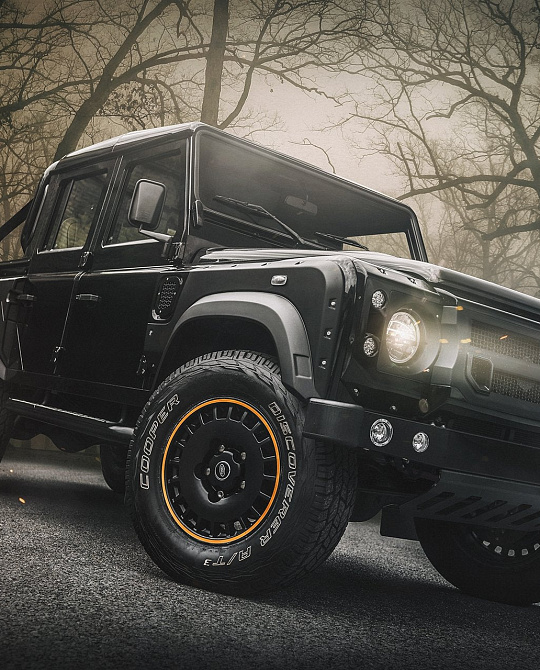 Фото дисков Huntsman 1945 Retro Classic Черный сатин на Land Rover Defender I