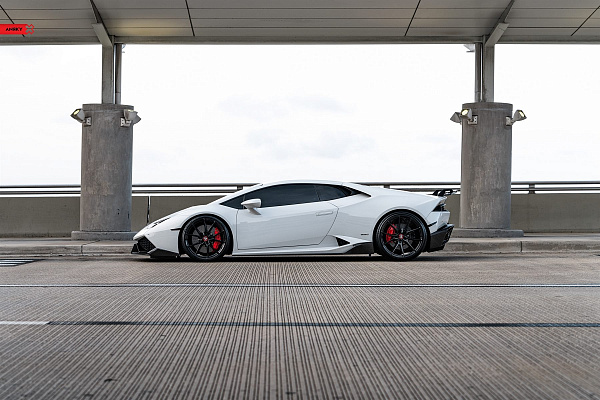 Фото дисков Anrky AN12 Черный глянец на Lamborghini Huracan