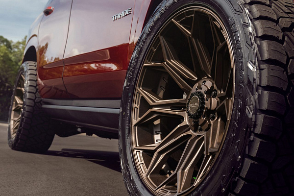 Фото дисков 4PLAY 4P83 Глянцевая бронза на Chevrolet Tahoe V