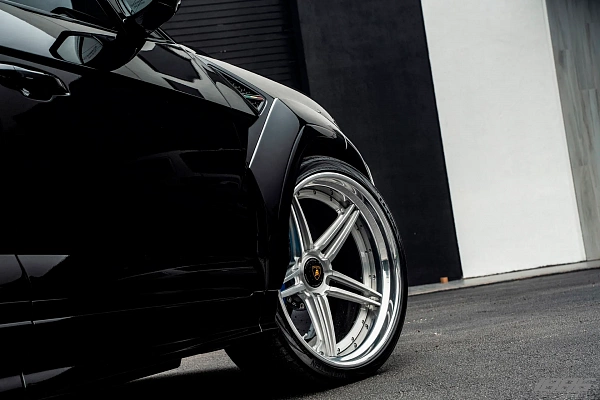 Фото дисков 1886 Wheels XR003 Сатиновый лак на Lamborghini Urus