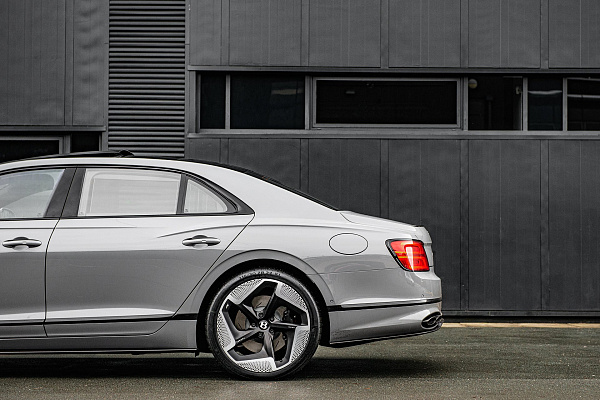 Фото дисков Kahn Type 8 Черный матовый на Bentley Flying Spur III