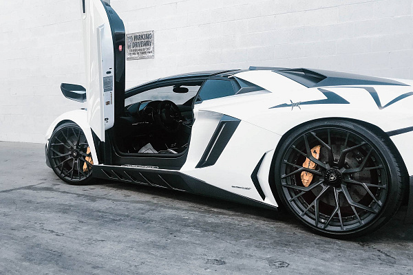 Фото дисков Brixton Forged PF10 Черный матовый на Lamborghini Aventador