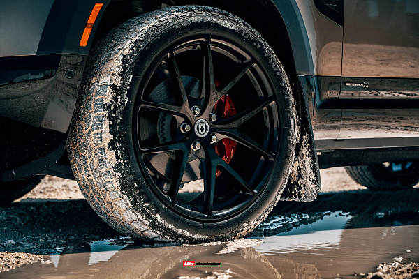 Фото дисков HRE P101 Черный глянец на Land Rover Defender II