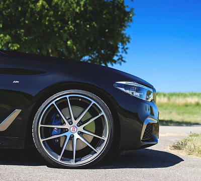 Фото дисков HRE P104 на BMW 5/M5 (G30/F90)