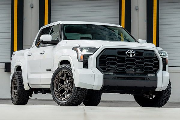 Фото дисков 4PLAY 4P55 Сатиновая бронза на Toyota Tundra III