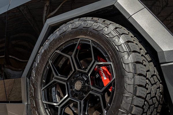 Фото дисков 4PLAY 4PS26 Черный глянец на Tesla Cybertruck