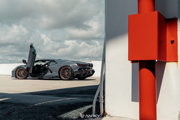 Фото дисков Anrky AN20 Глянцевая темная медь на Lamborghini Revuelto