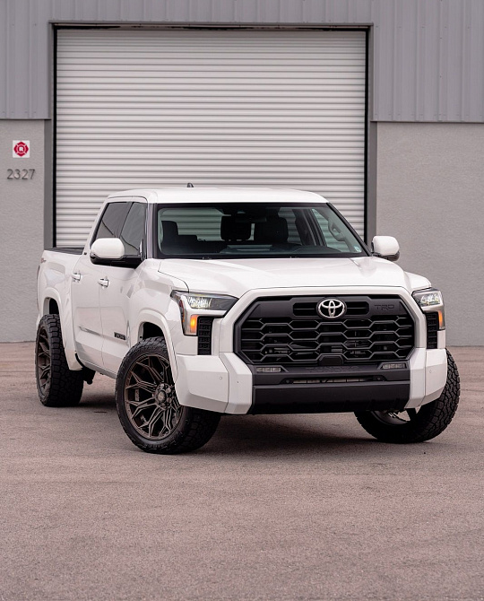 Фото дисков 4P83 Сатиновая бронза на Toyota Tundra III