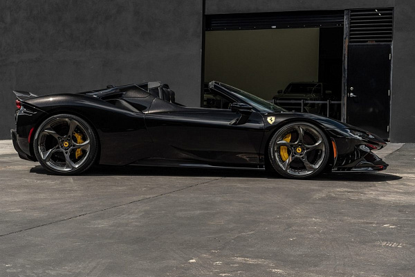 Фото дисков Anrky XR-205 Глянцевый темный лак на Ferrari SF90