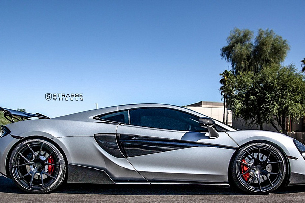 Фото дисков Strasse Wheels SM5R Deep Concave Monoblock Черный глянец на McLaren 570S