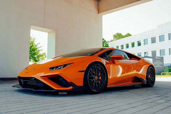 Фото дисков Strasse Wheels SV10M Deep Concave FS Черный глянец на Lamborghini Huracan