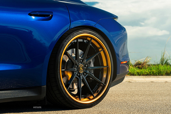 Фото дисков Strasse Wheels SV10 Deep Concave FS Черный глянец на Porsche Taycan I