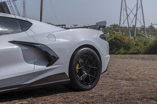 Фото дисков Rotiform KPS Черный сатин на Chevrolet Corvette C8