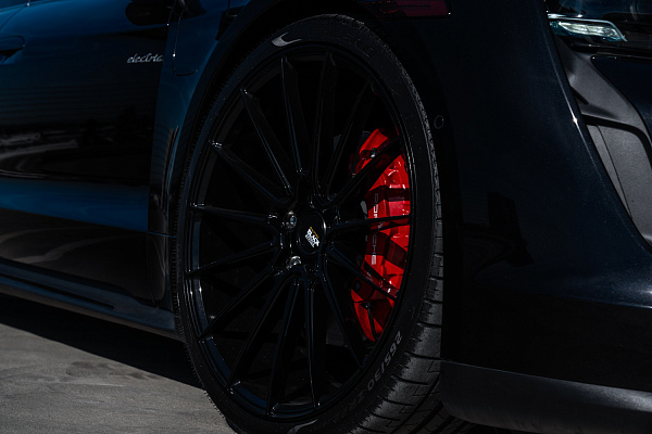 Фото дисков Savini BM16 Черный глянец на Porsche Taycan I